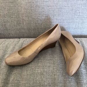 Cream patent leather pumps